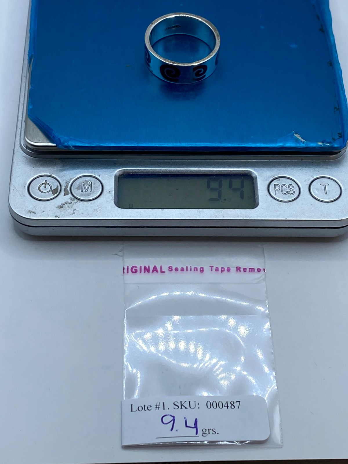 Anillo de Coral Rojo con Espirales en Plata .925