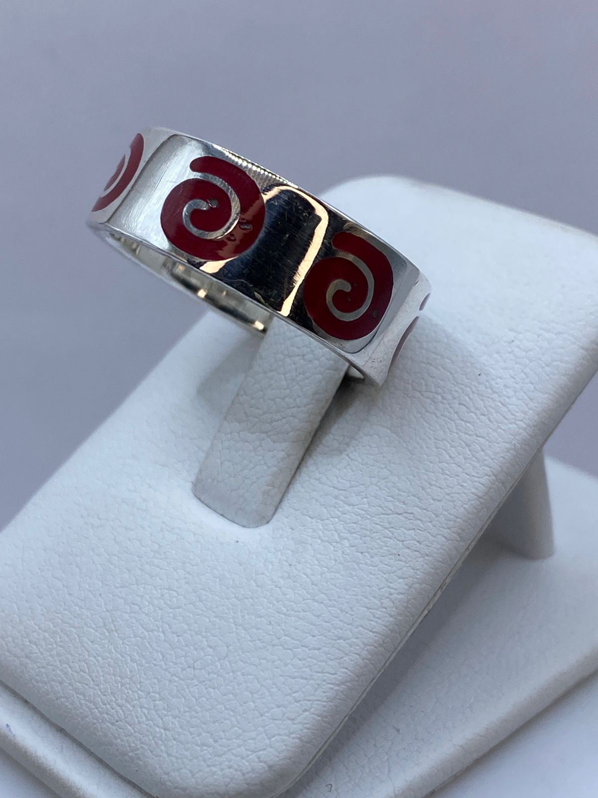 Anillo de Coral Rojo con Espirales en Plata .925