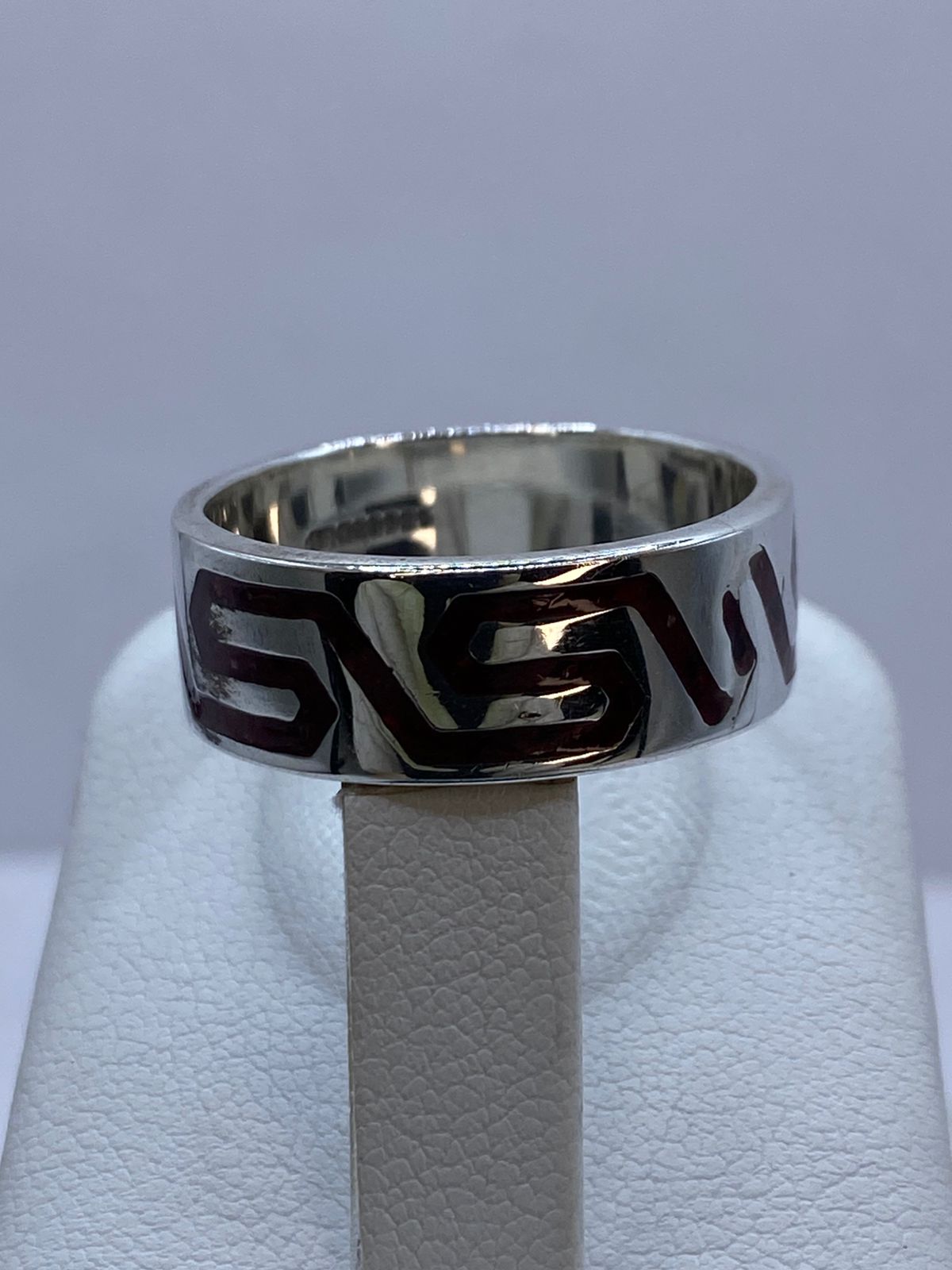 Anillo de Coral Rojo con Greca Geométrica en Plata .925, vista de detalle
