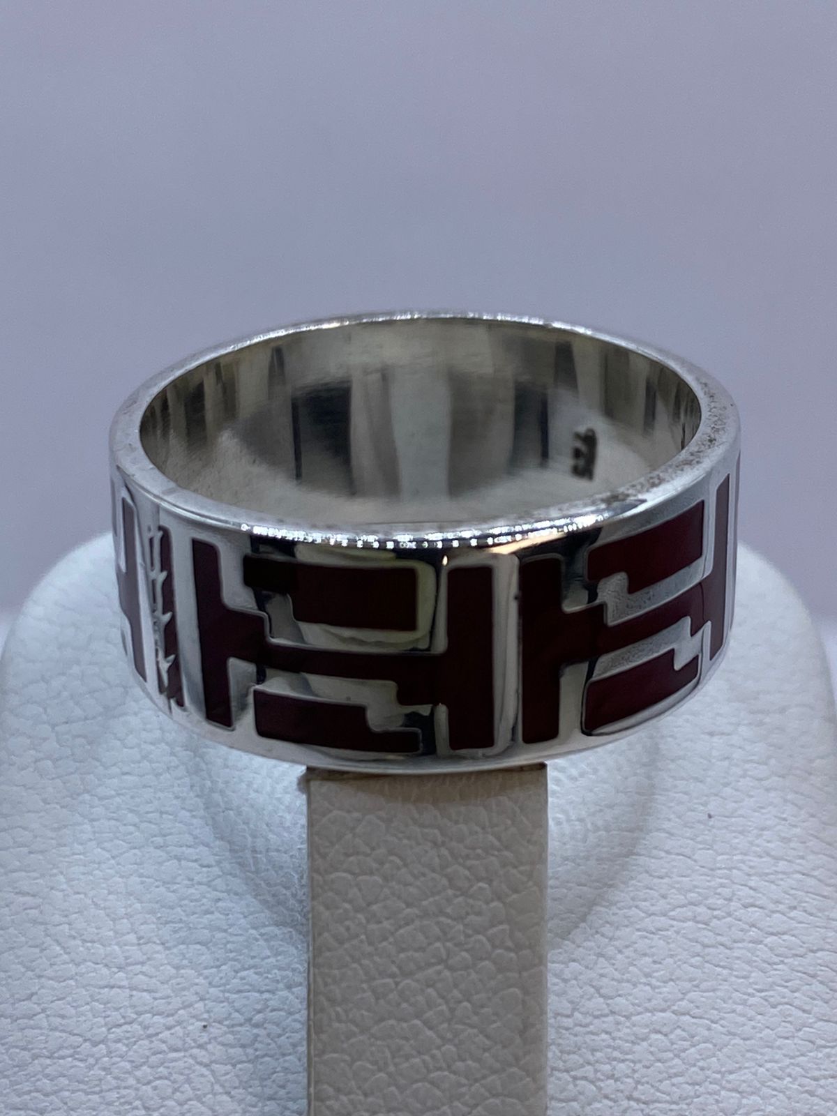 Anillo de Coral Rojo con Greca Geométrica en Plata .925