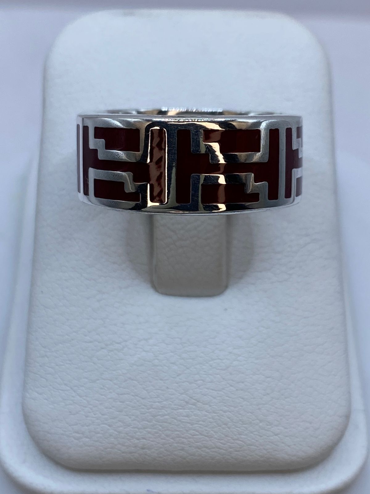 Anillo de Coral Rojo con Greca Geométrica en Plata .925