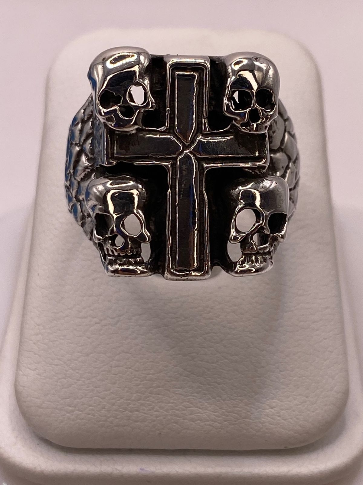Anillo de Cruz con Calaveras en Plata .925