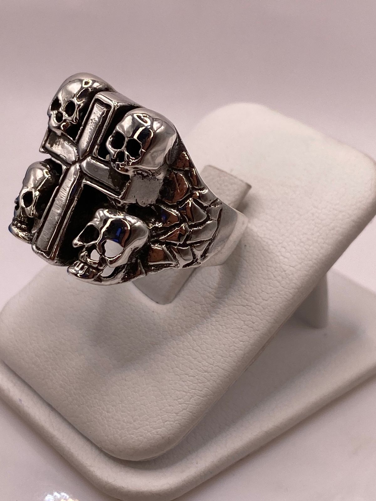 Anillo de Cruz con Calaveras en Plata .925