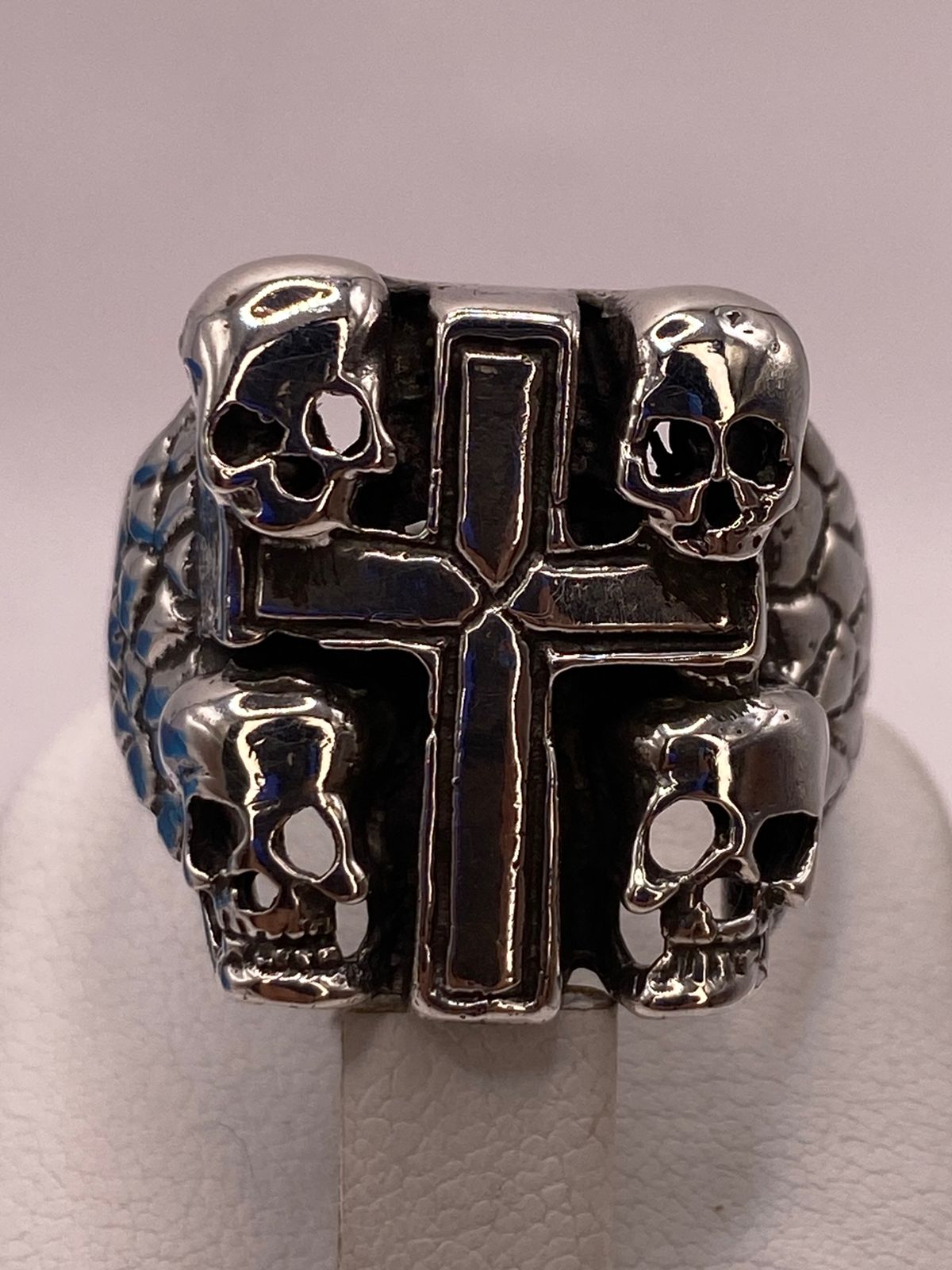 Anillo de Cruz con Calaveras en Plata .925
