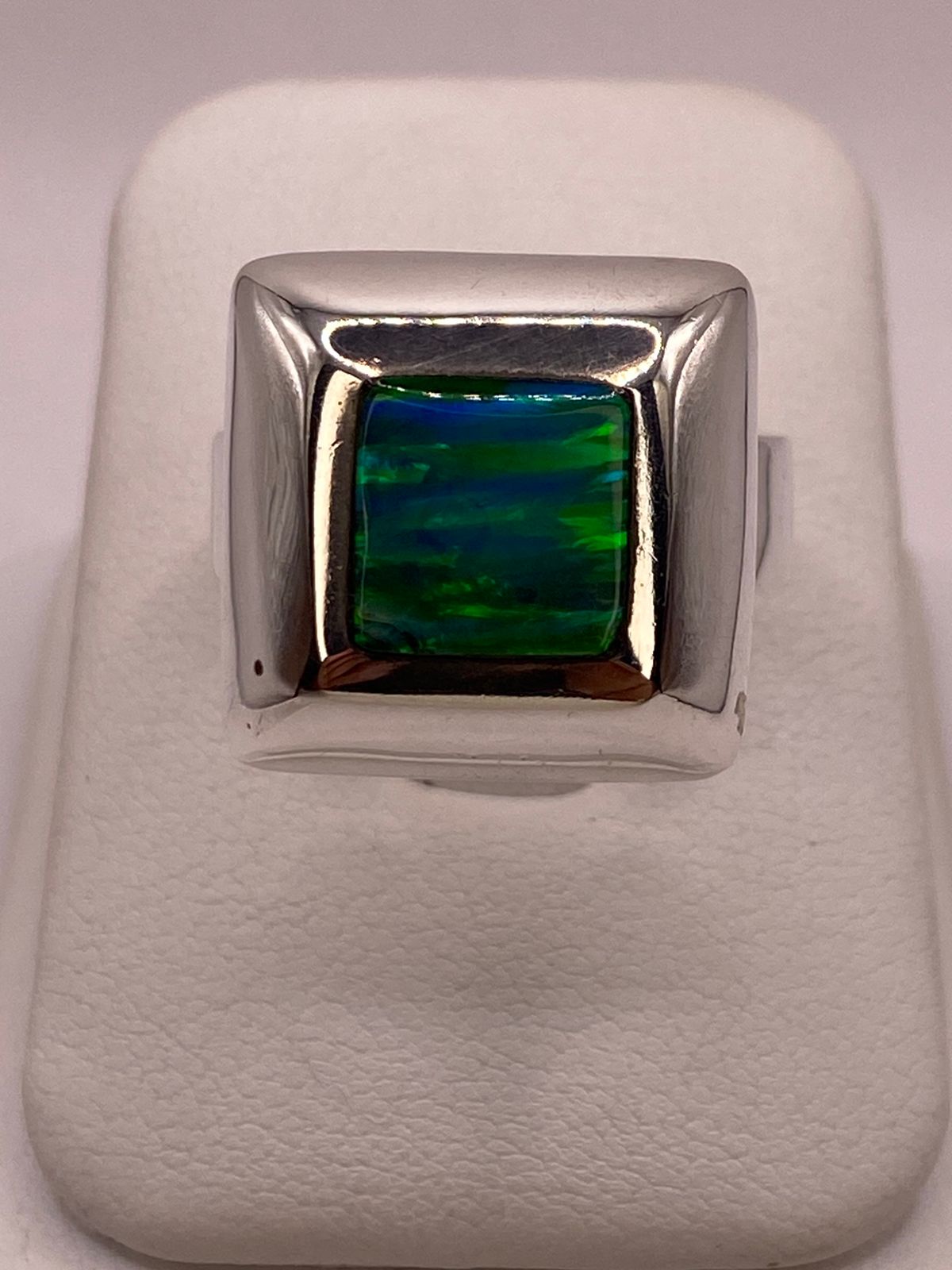 Anillo Cuadrado con Ópalo de Fuego Verde en Plata .925