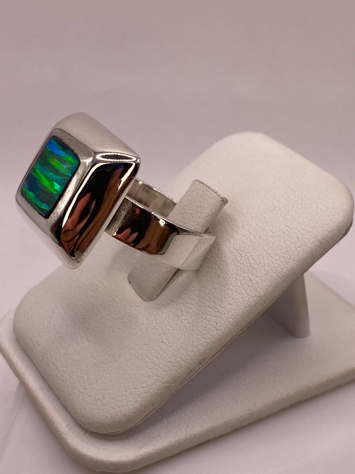 Anillo Cuadrado con Ópalo de Fuego Verde en Plata .925