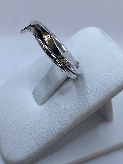 Anillo Doble Banda Entrelazada en Plata .925, vista de detalle