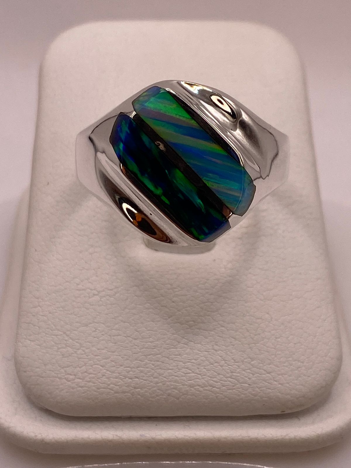 Anillo con Dos Líneas Diagonales de Ópalo de Fuego Multicolor en Plata .950