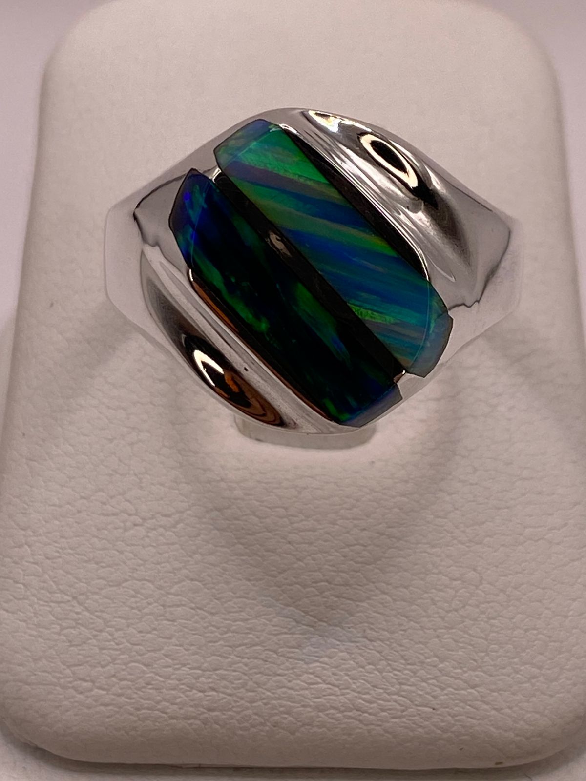 Anillo con Dos Líneas Diagonales de Ópalo de Fuego Multicolor en Plata .950