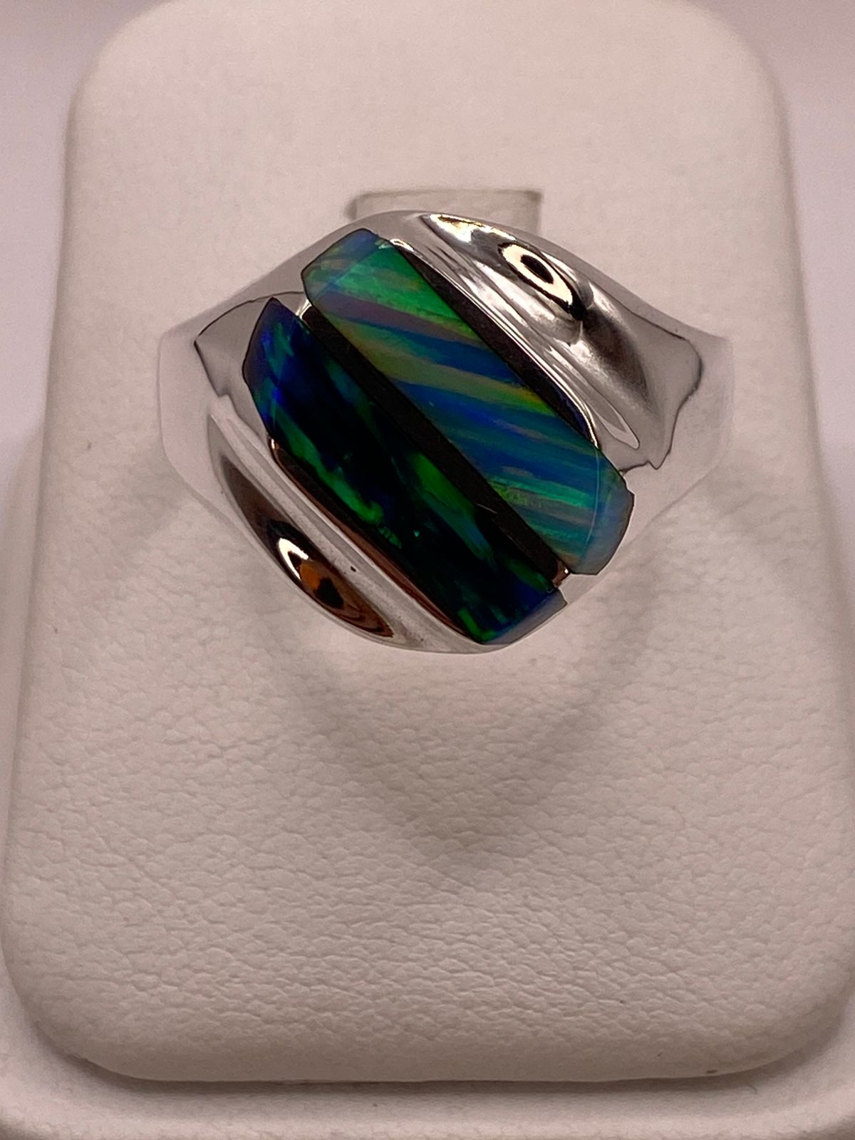 Anillo con Dos Líneas Diagonales de Ópalo de Fuego Multicolor en Plata .950