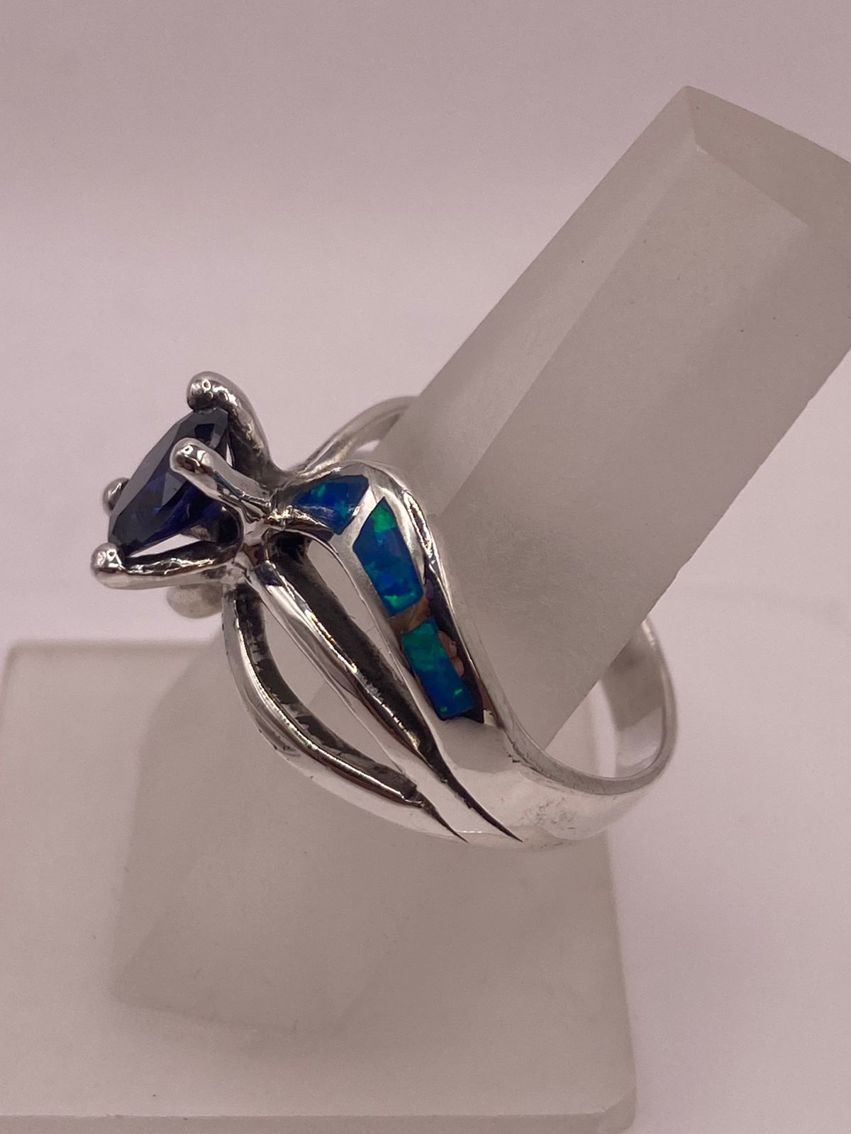 💍✨ Anillo Elegante Curvo de Plata 950 con Ópalo de Fuego y Zirconia
