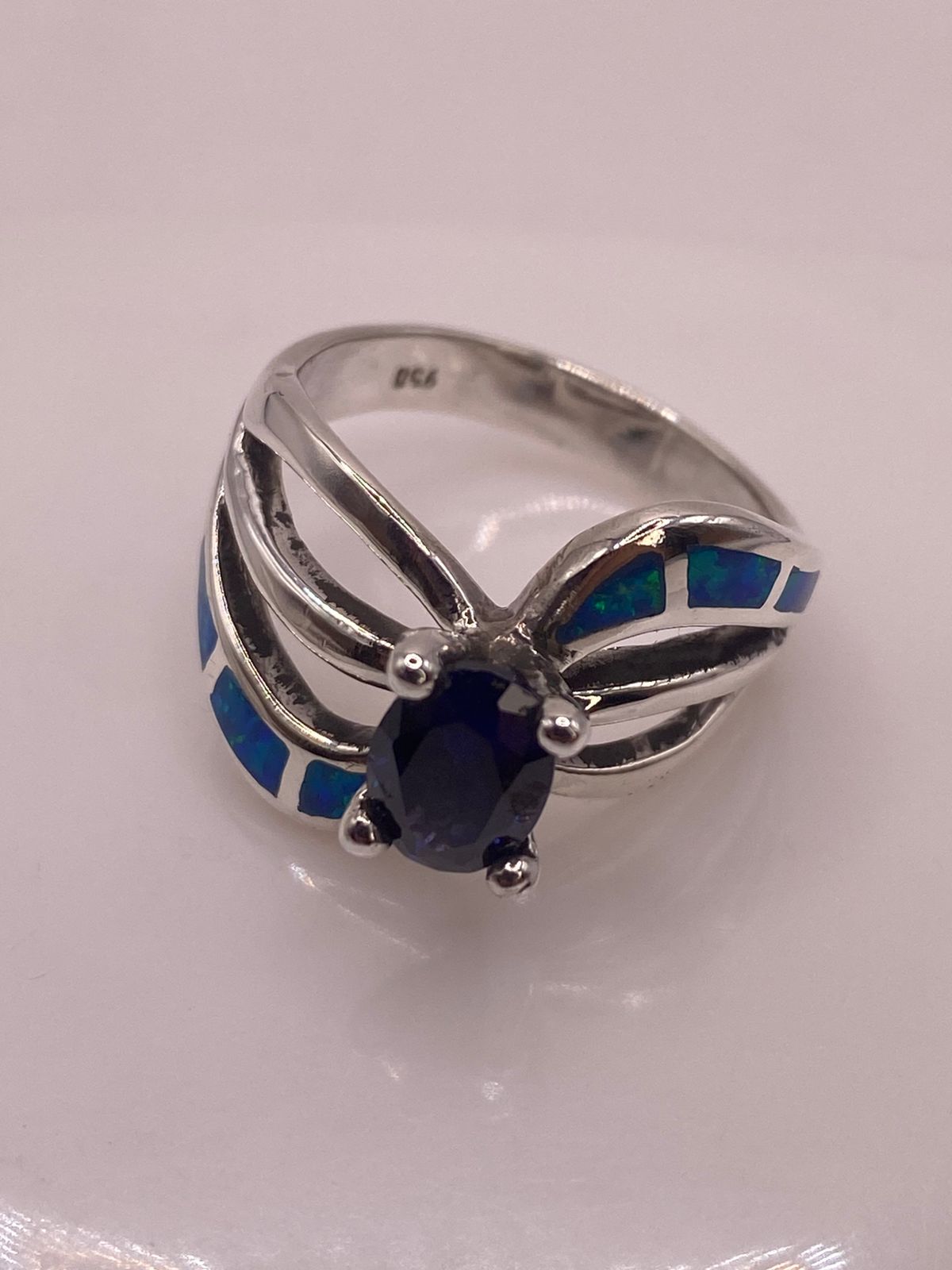 💍✨ Anillo Elegante Curvo de Plata 950 con Ópalo de Fuego y Zirconia