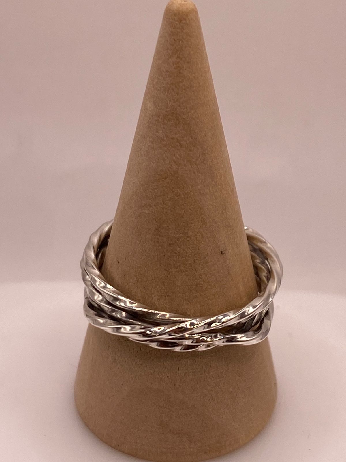 Anillo Entrelazado con Acabado Martillado en Plata .925
