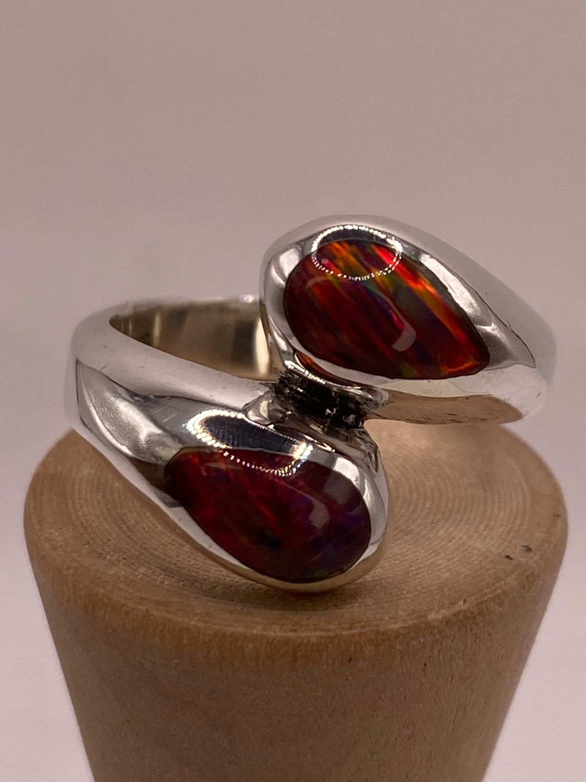 Anillo Envolvente con Ópalo de Fuego Multicolor en Plata .950