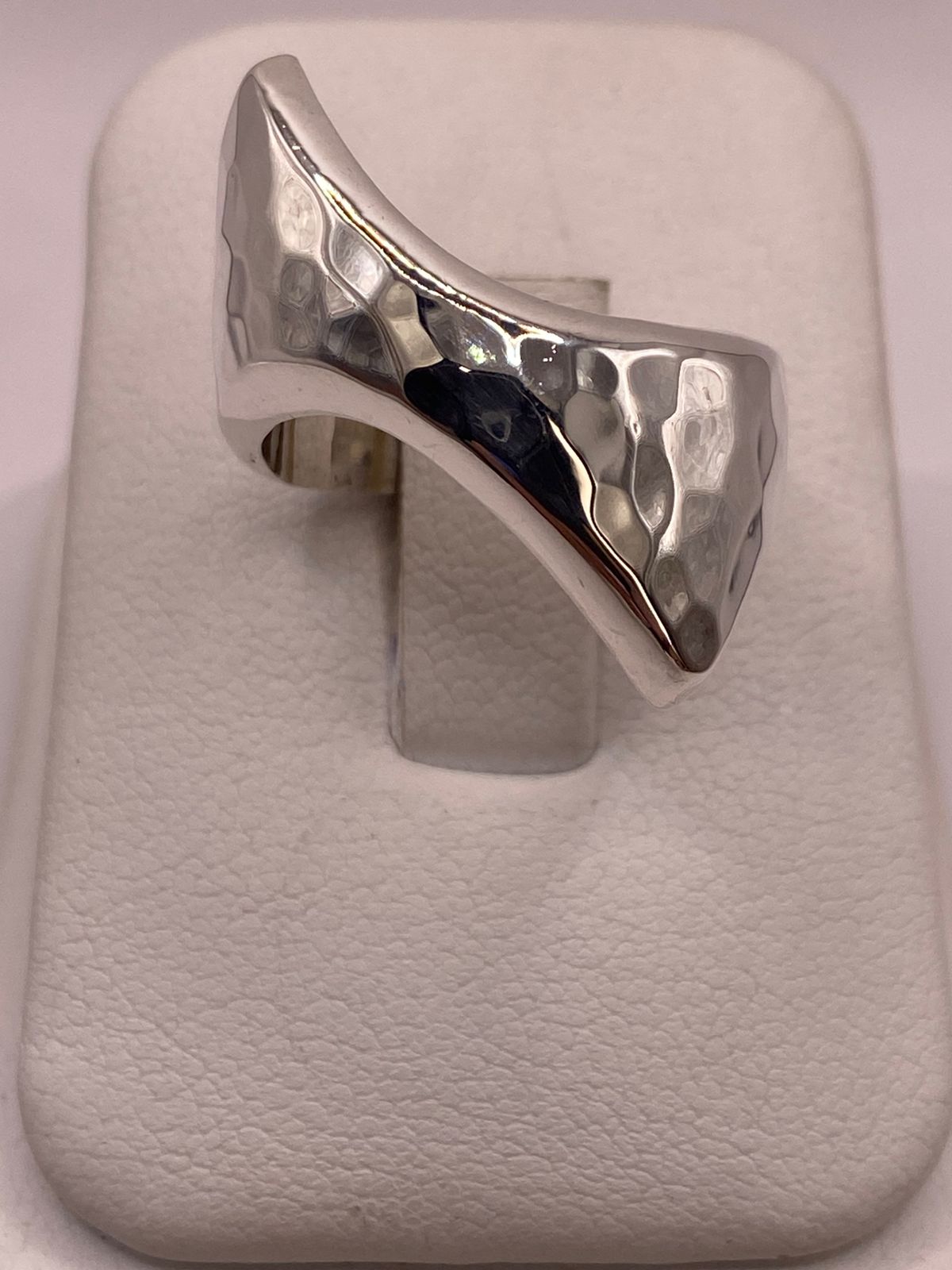 Anillo Escultural Martillado en Plata .925