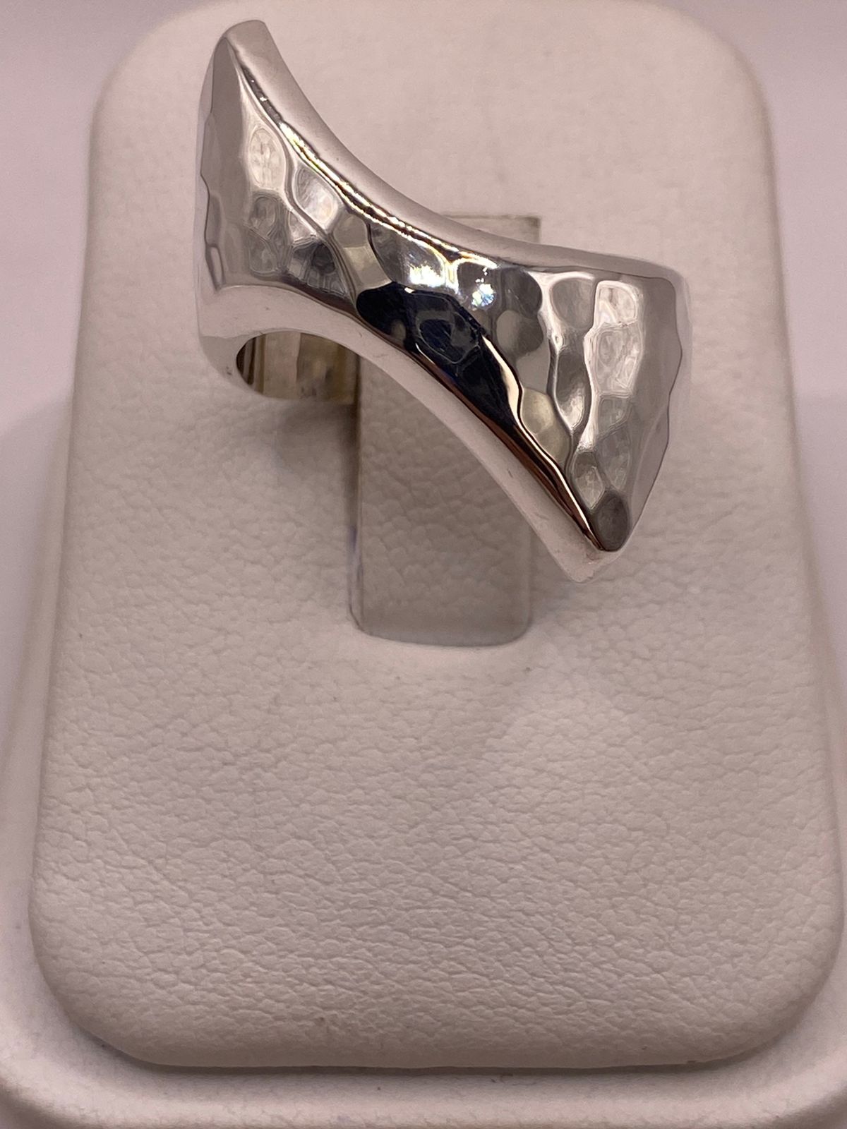 Anillo Escultural Martillado en Plata .925