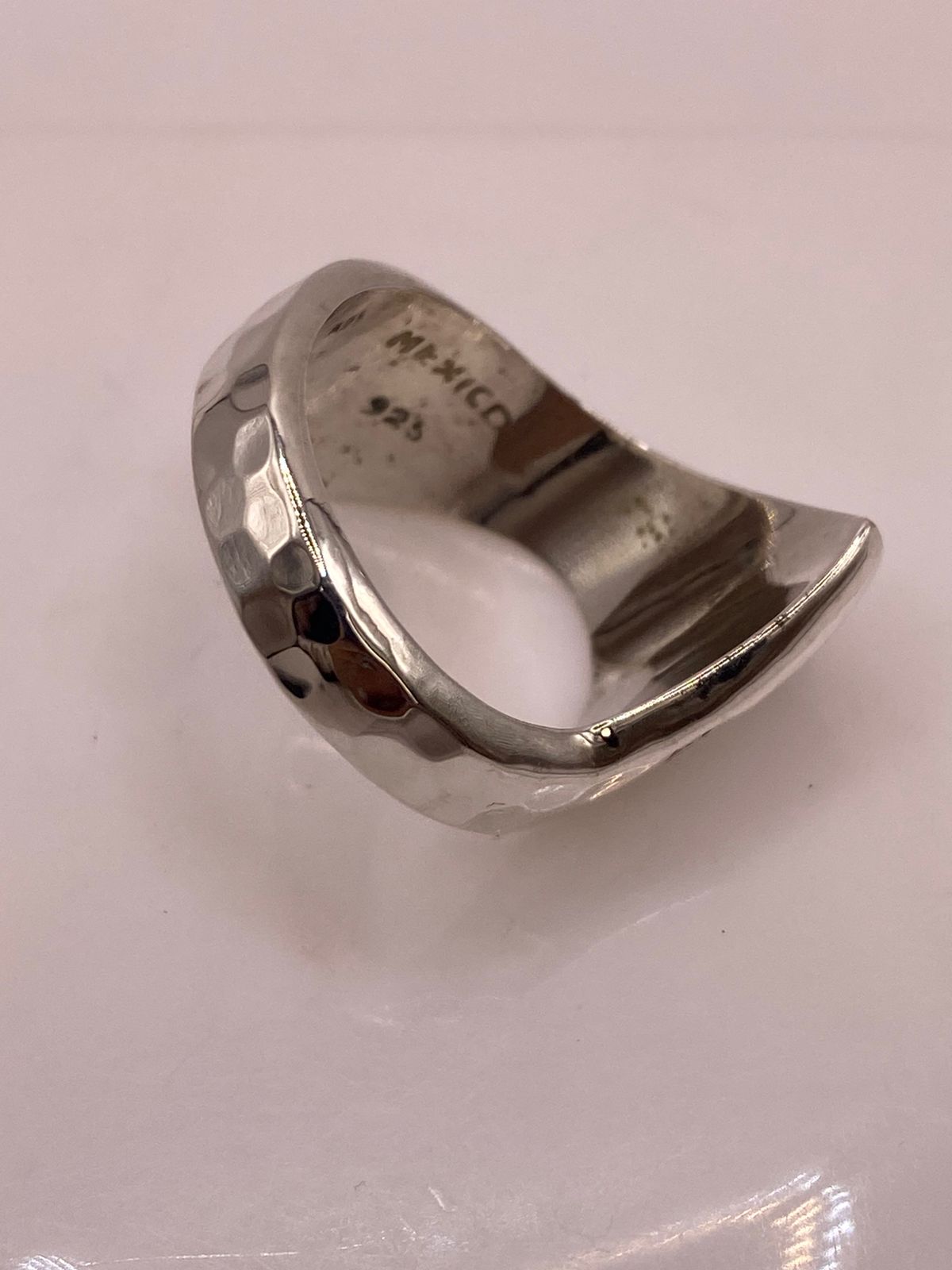 Anillo Escultural Martillado en Plata .925