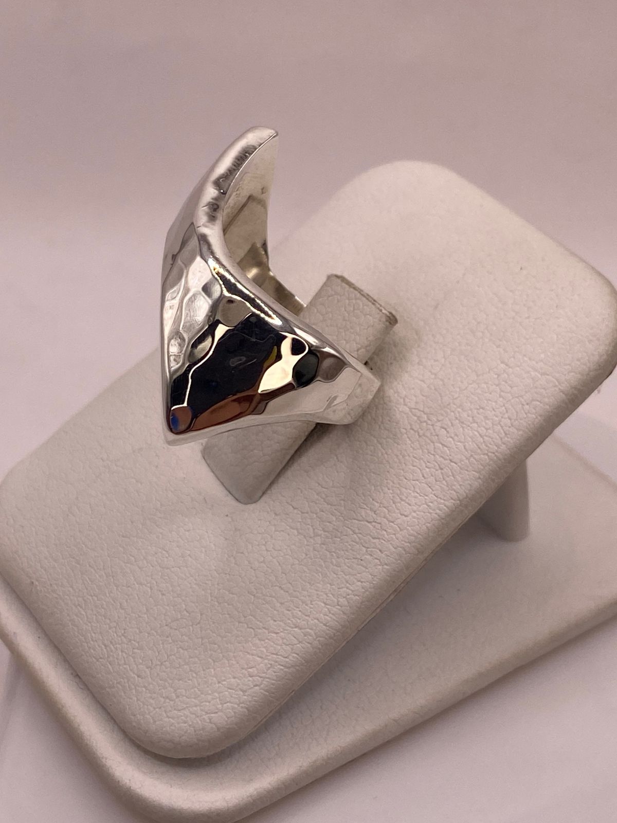 Anillo Escultural Martillado en Plata .925
