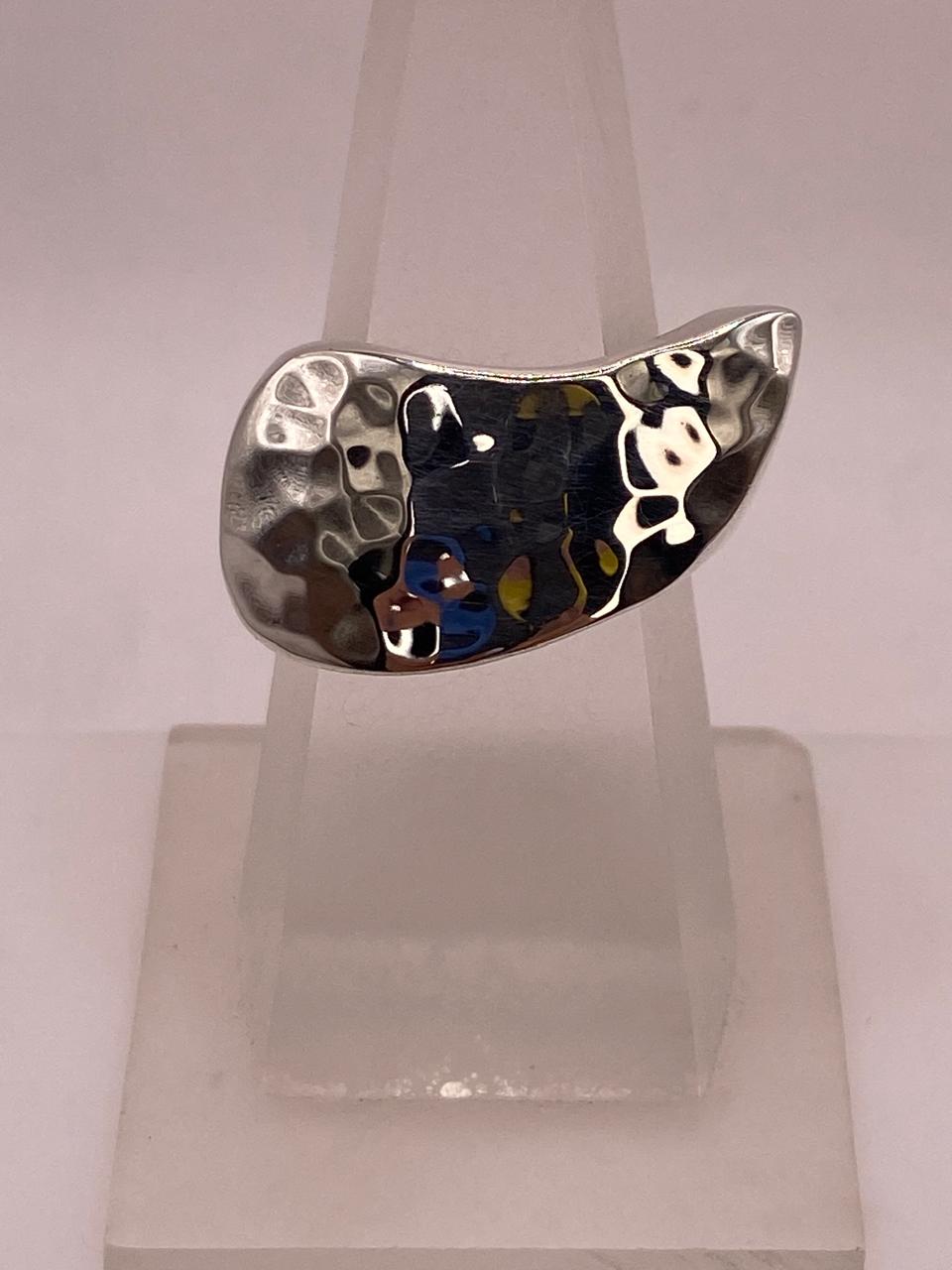 Anillo Escultural Martillado en Plata .925
