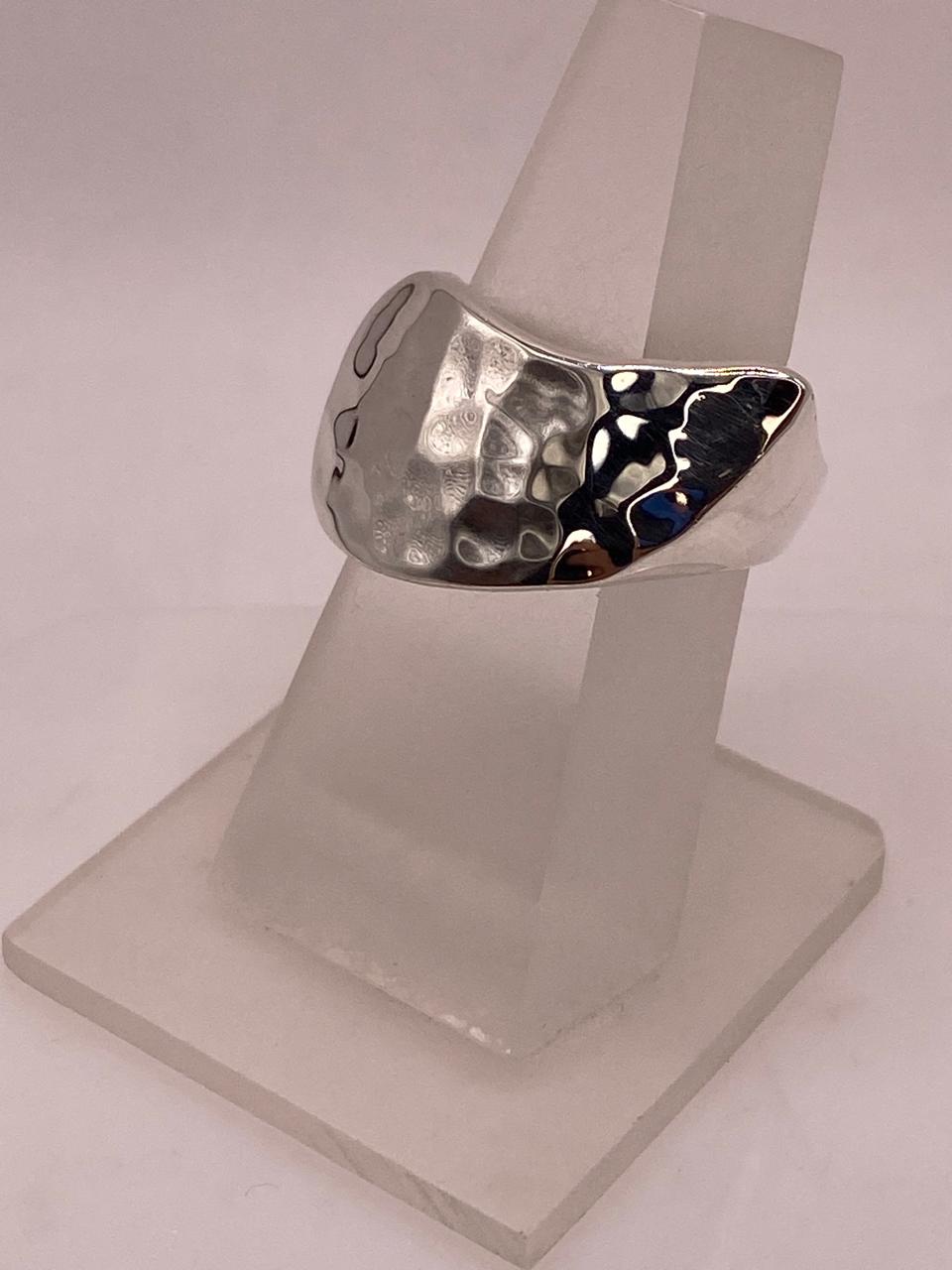 Anillo Escultural Martillado en Plata .925