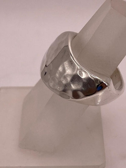 Anillo Escultural Martillado en Plata .925, vista de detalle
