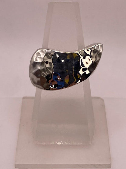 Anillo Escultural Martillado en Plata .925, vista de detalle