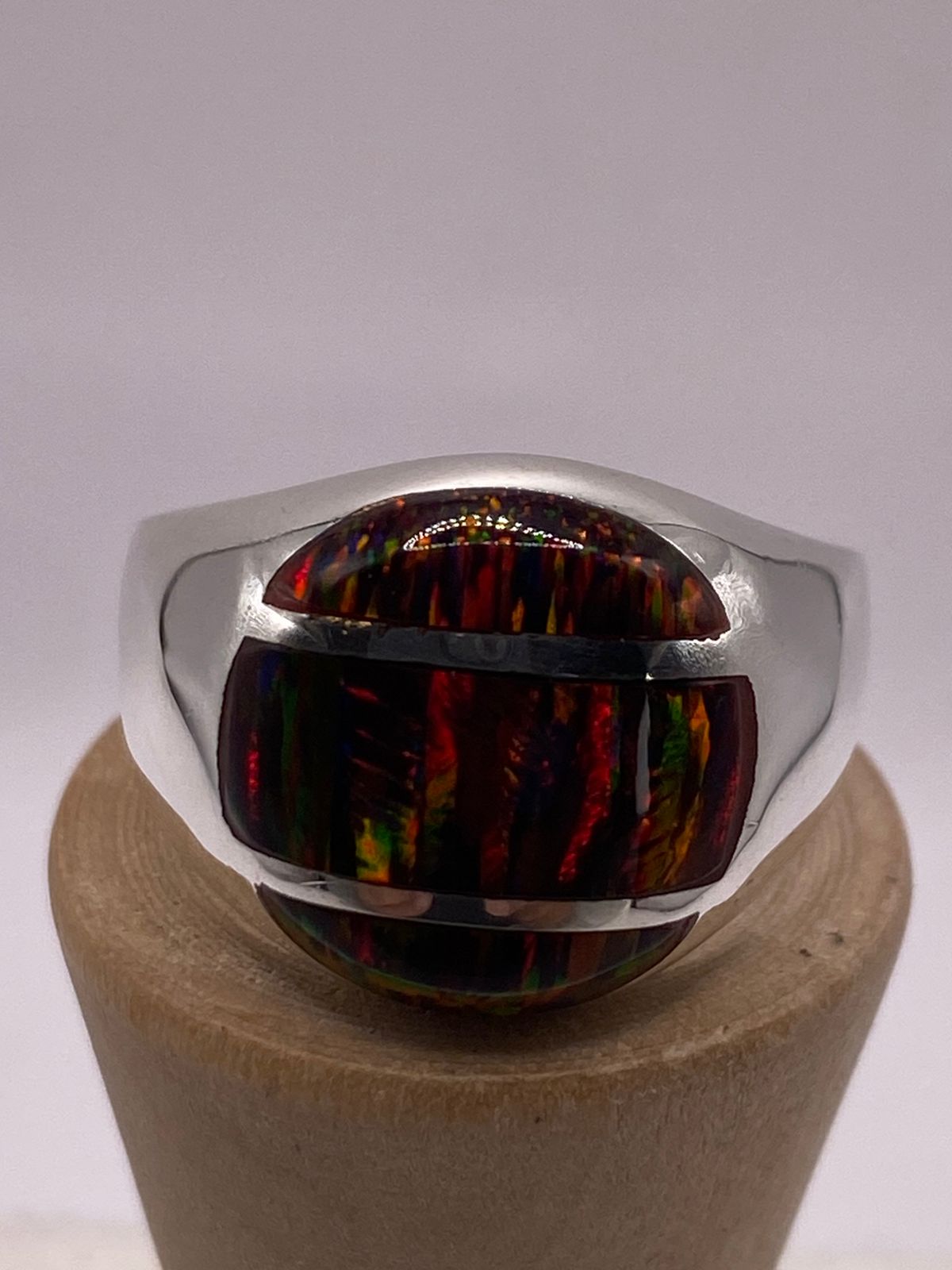 Anillo Escultural con Ópalo de Fuego Multicolor en Plata .950