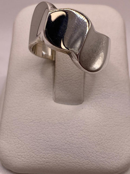 Anillo Escultural Orgánico en Plata .925 en báscula mostrando peso
