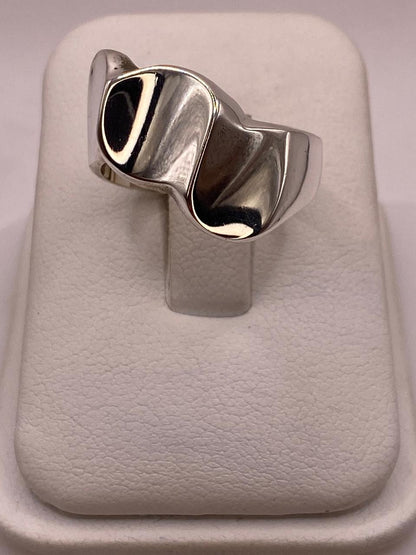 Anillo Escultural Orgánico en Plata .925, vista de detalle
