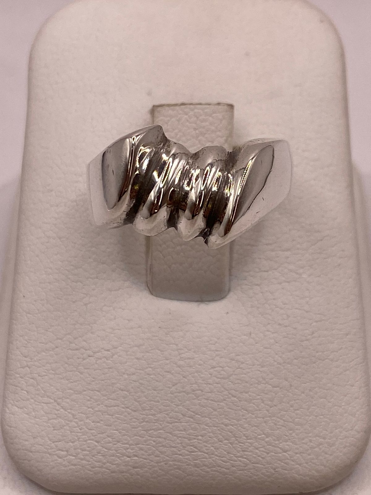 Anillo Escultural de Plata Ley .925 con Diseño Ondulado