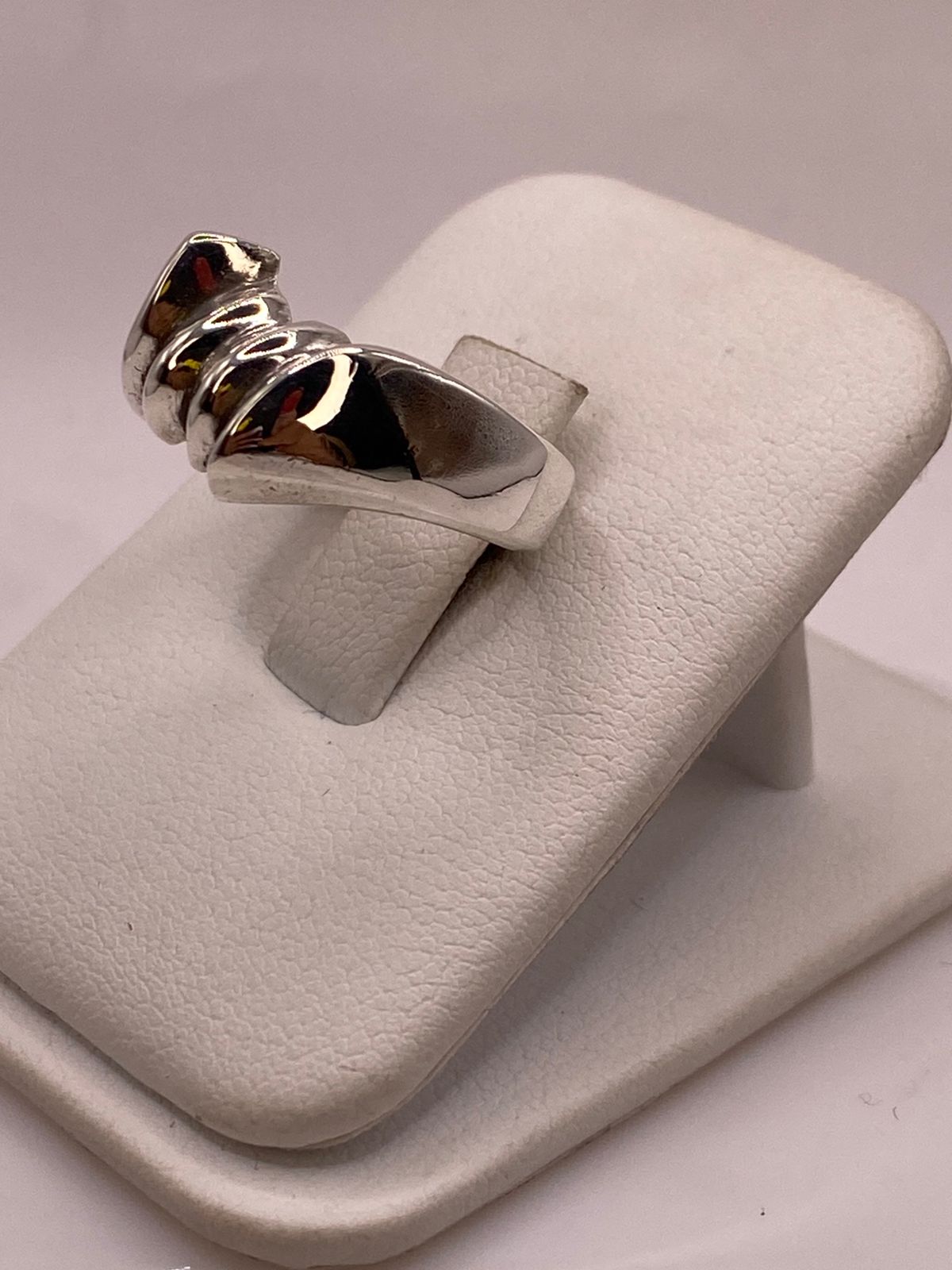 Anillo Escultural de Plata Ley .925 con Diseño Ondulado