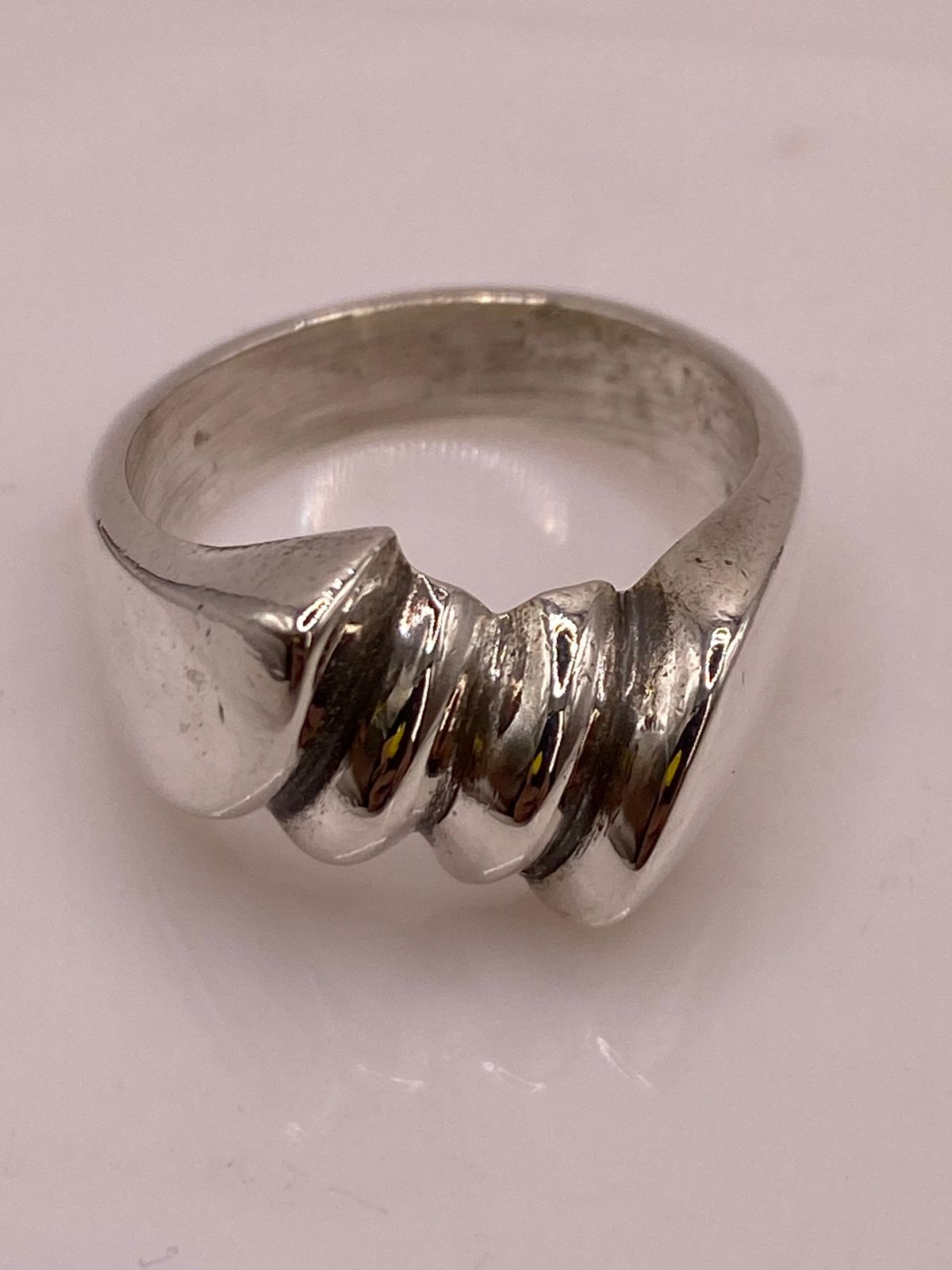 Anillo Escultural de Plata Ley .925 con Diseño Ondulado