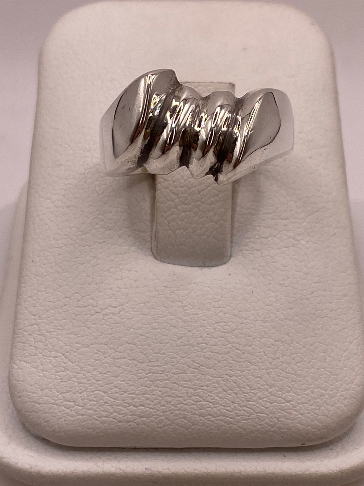 Anillo Escultural de Plata Ley .925 con Diseño Ondulado