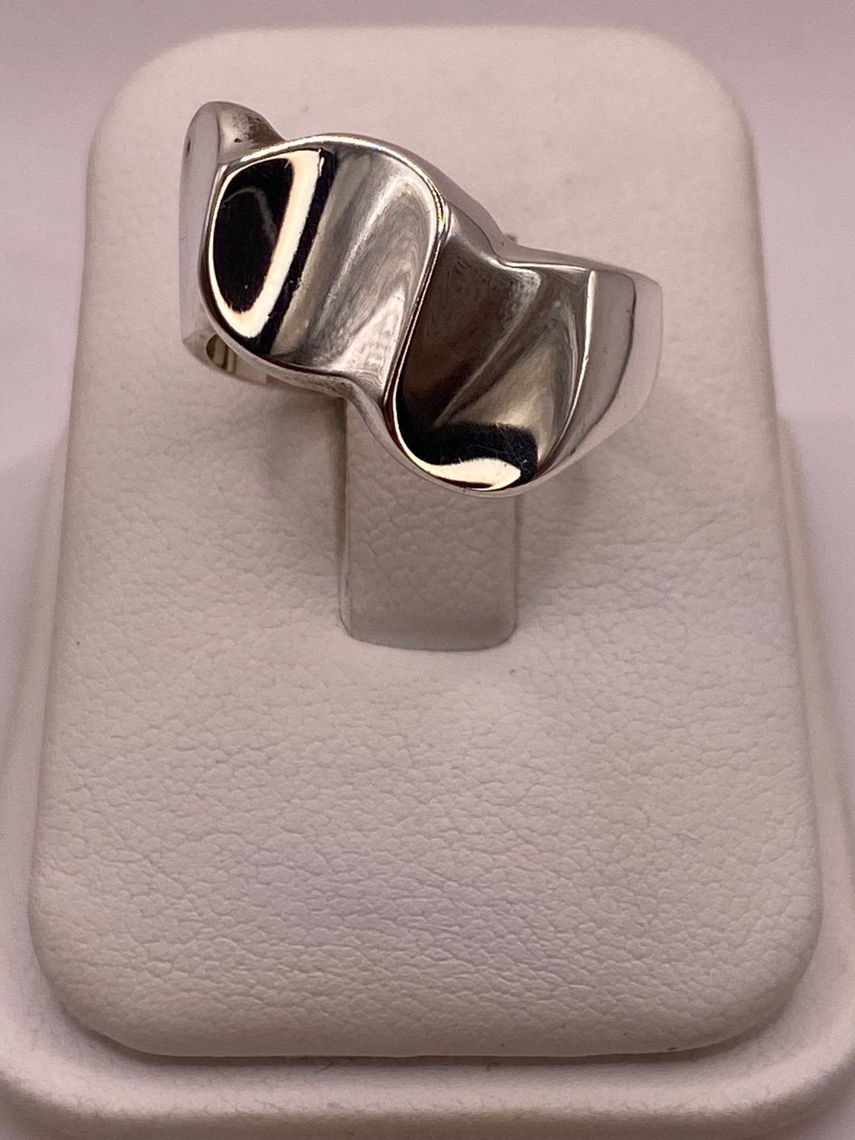 Anillo Escultural de Plata Ley .925 con Formas Ovaladas