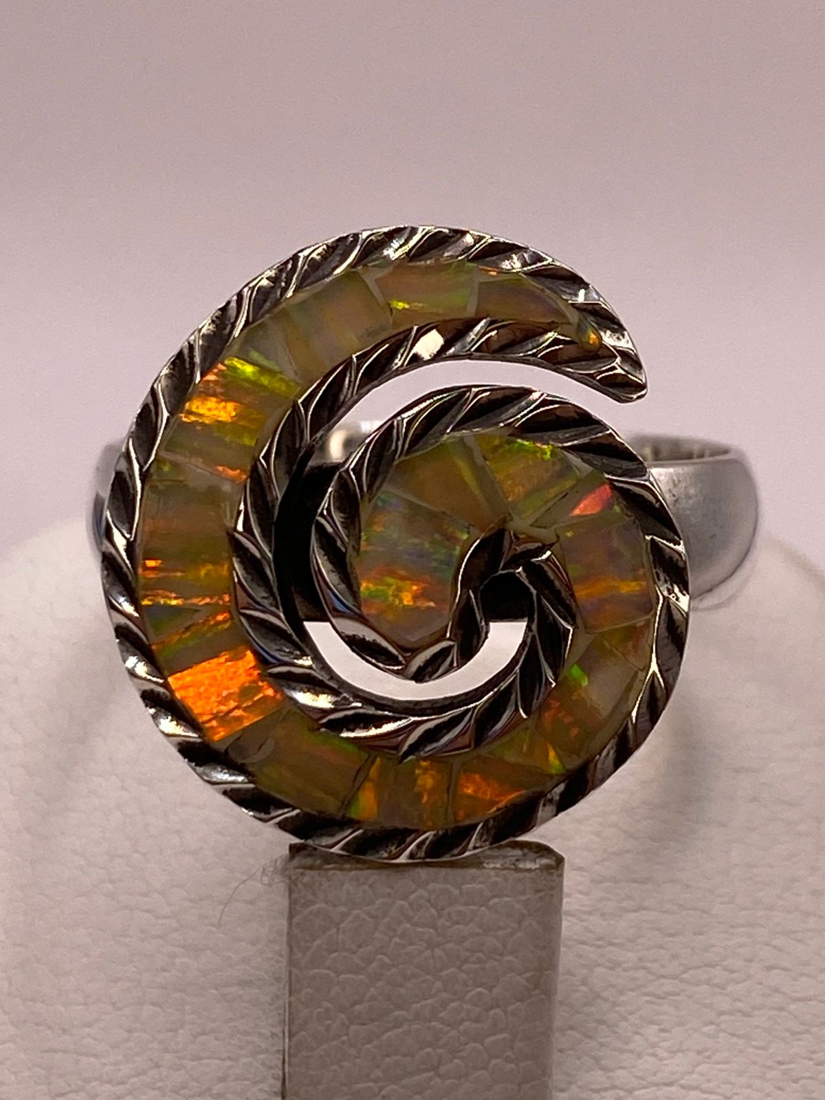 🔥 Anillo Espiral con Ópalo de Fuego en Plata Ley 925