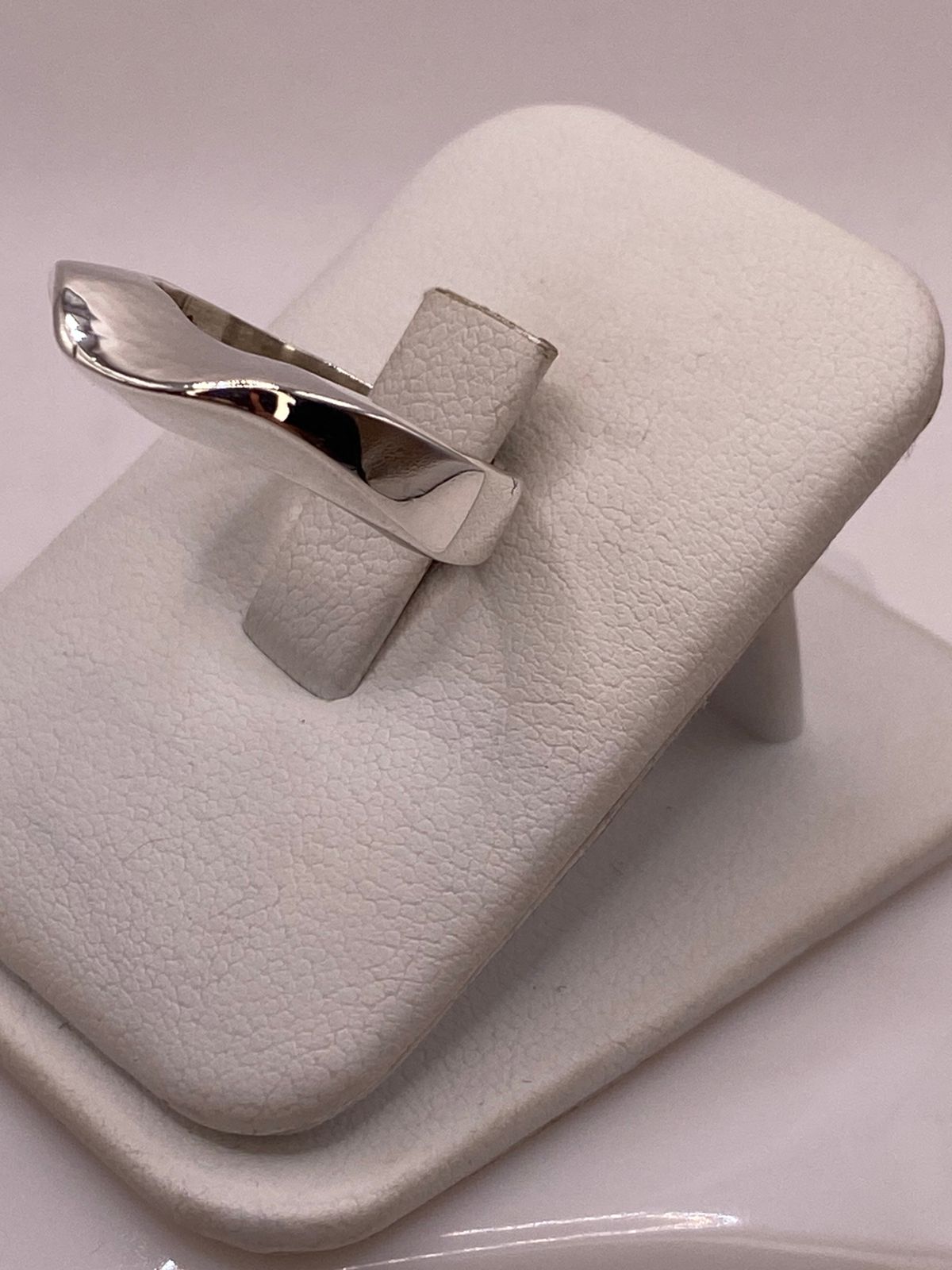 Anillo Estructural Martillado de Plata Ley .925