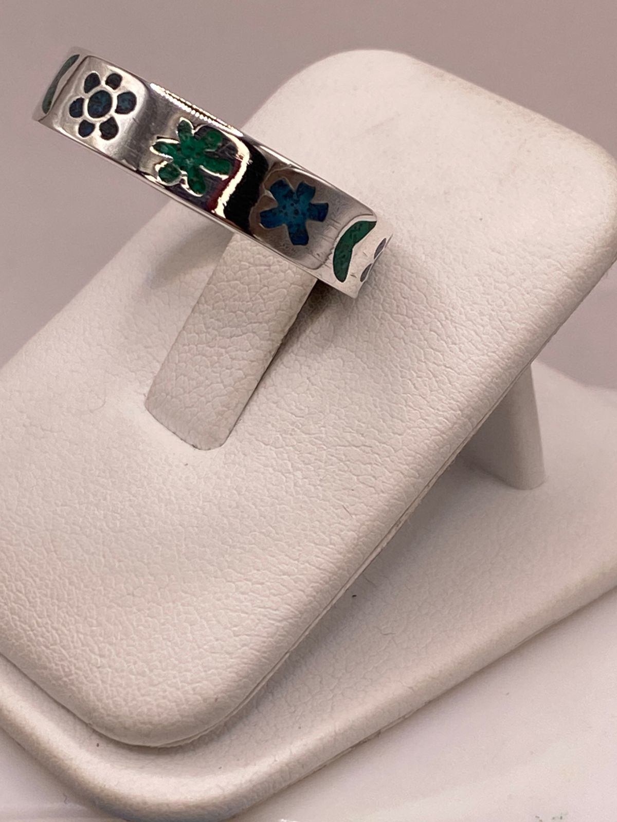 Anillo Floral y Lunar de Plata .925 con Incrustaciones, vista lateral