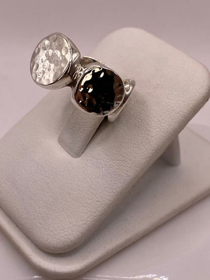 Anillo en Forma de Círculos Martillados de Plata Ley .925, vista lateral