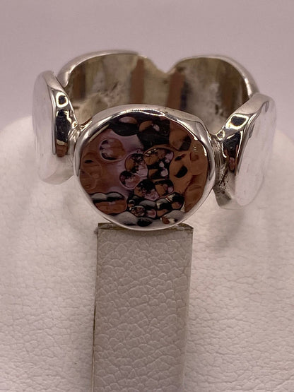 Anillo en Forma de Círculos Martillados de Plata Ley .925, vista de detalle