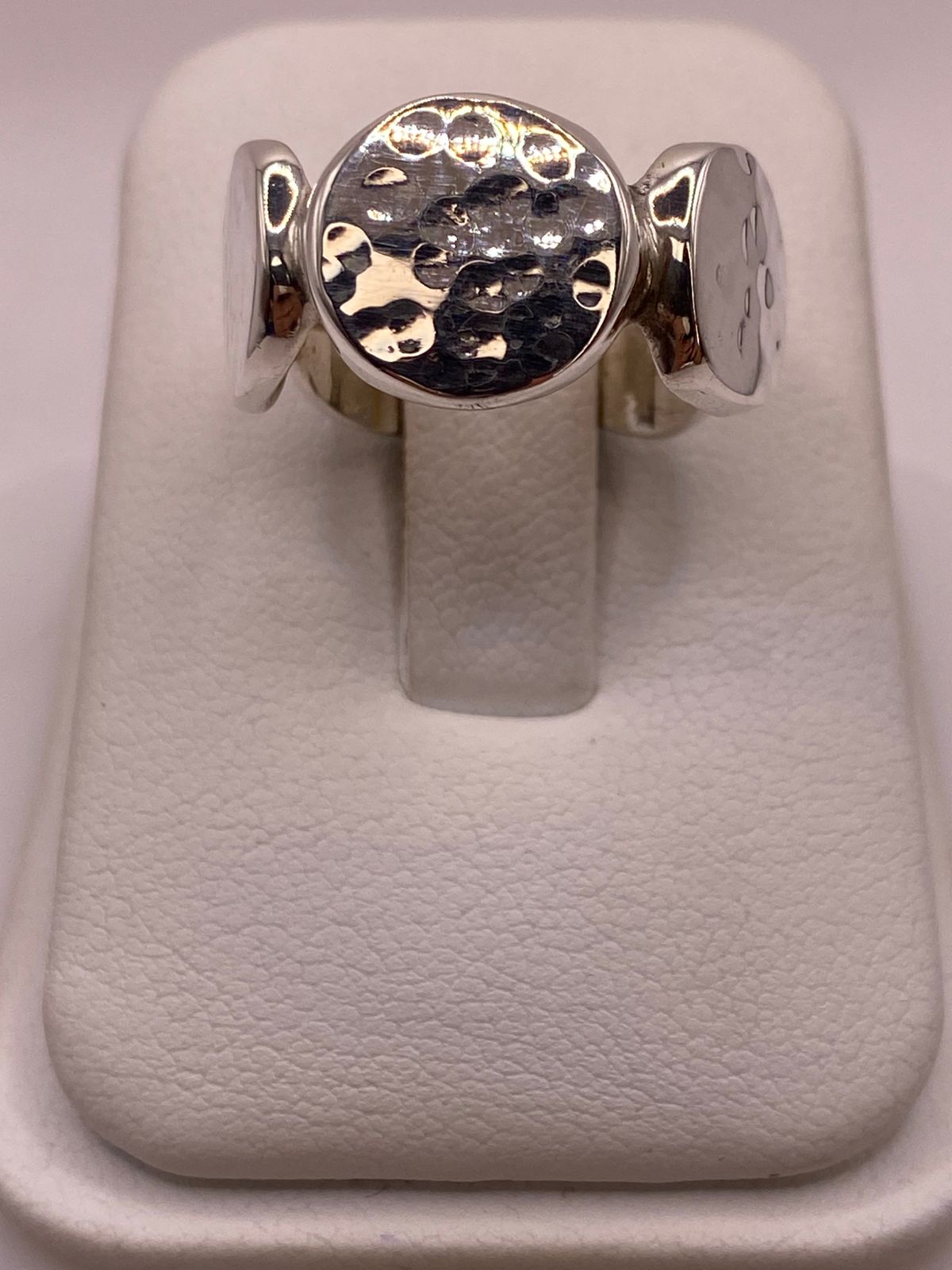 Anillo en Forma de Círculos Martillados de Plata Ley .925