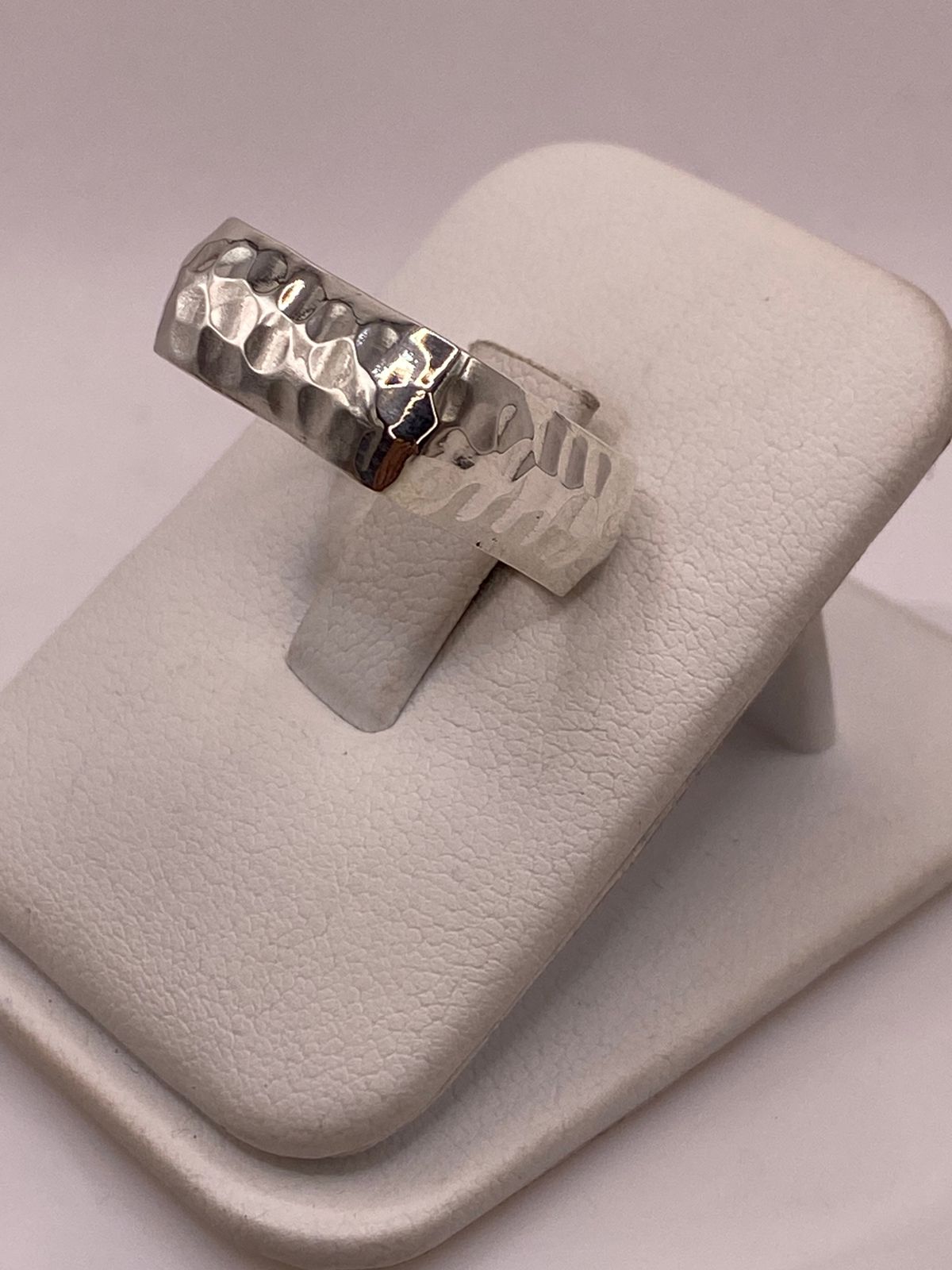 Anillo Forma Cuadrada Martillada en Plata .925