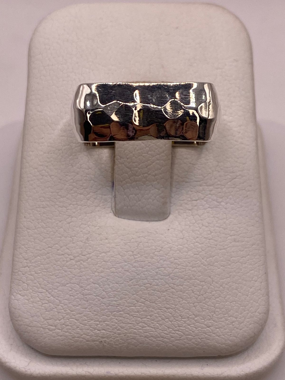 Anillo Forma Cuadrada Martillada en Plata .925