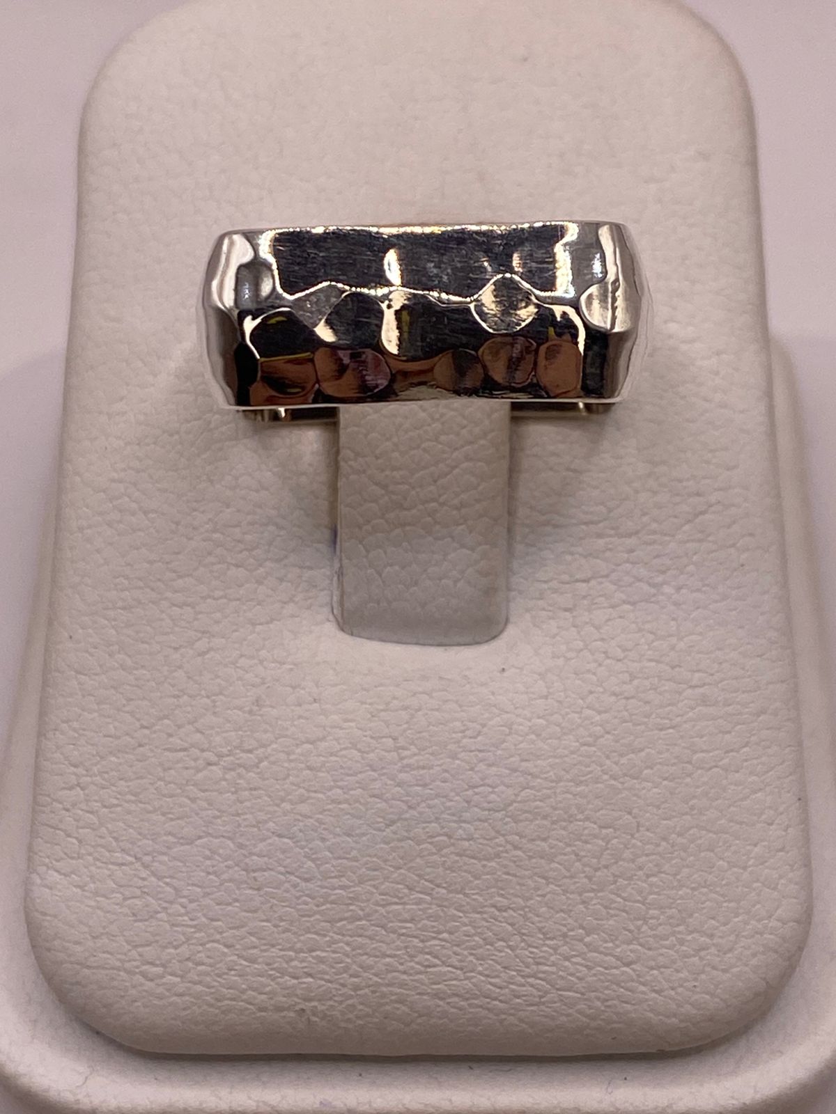 Anillo Forma Cuadrada Martillada en Plata .925
