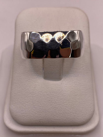 Anillo Forma Cuadrada Martillada en Plata .925 — ángulo diagonal