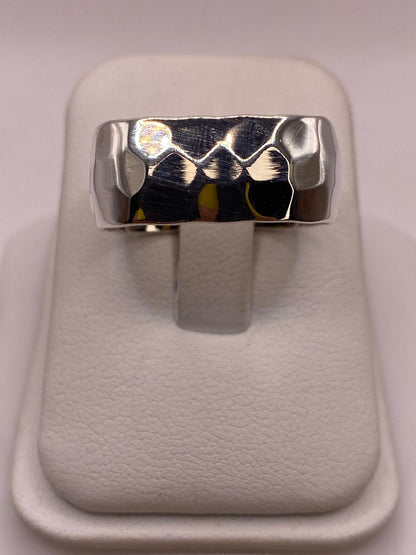 Anillo Forma Cuadrada Martillada en Plata .925, vista de detalle