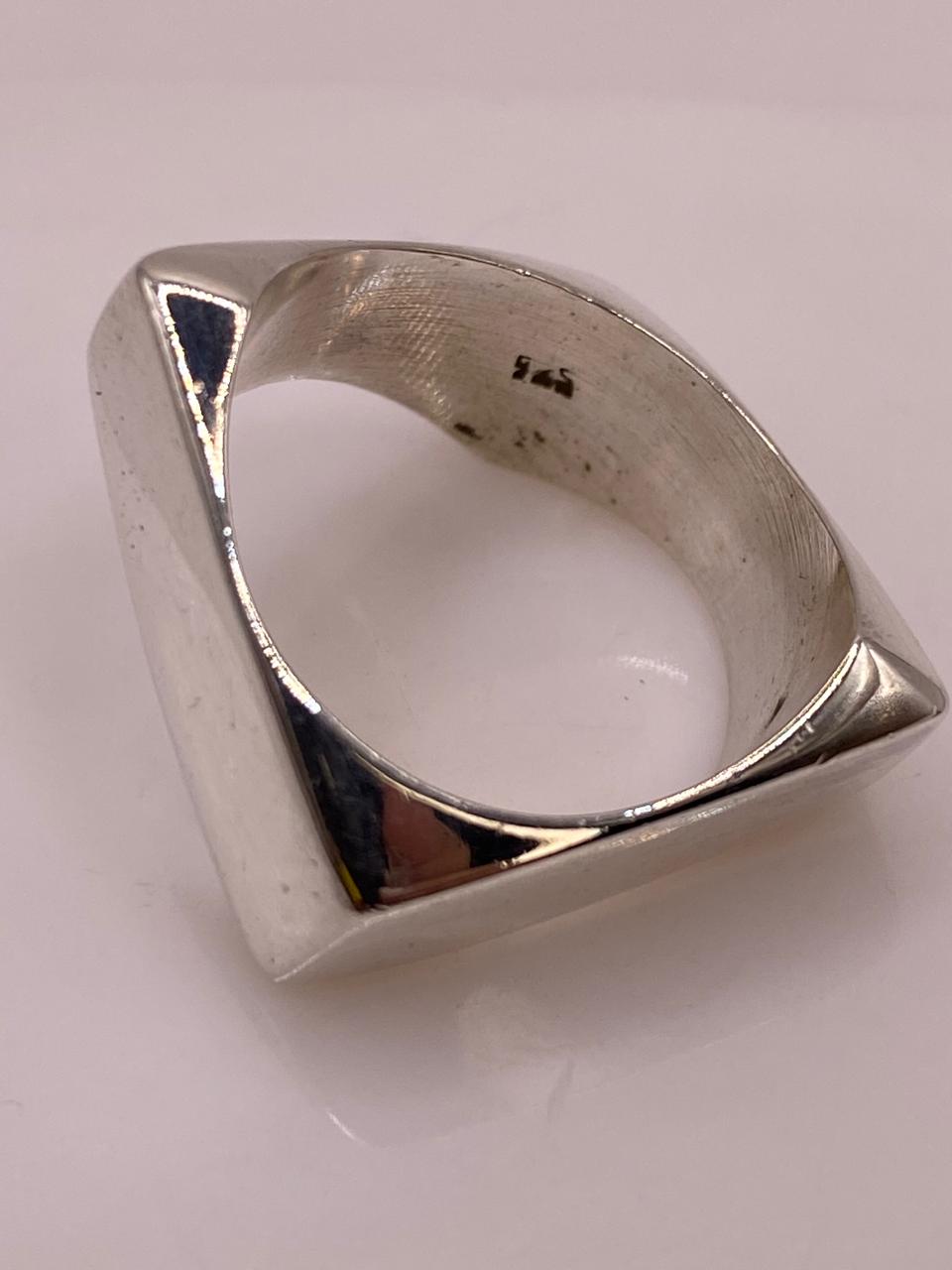 Anillo Geométrico Cuadrado Angulado en Plata .925