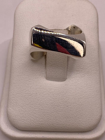 Anillo Geométrico Cuadrado Angulado en Plata .925 en báscula mostrando peso