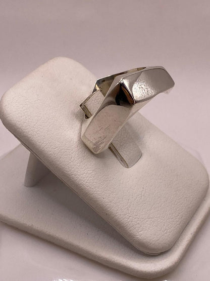 Anillo Geométrico Cuadrado Angulado en Plata .925, vista de detalle
