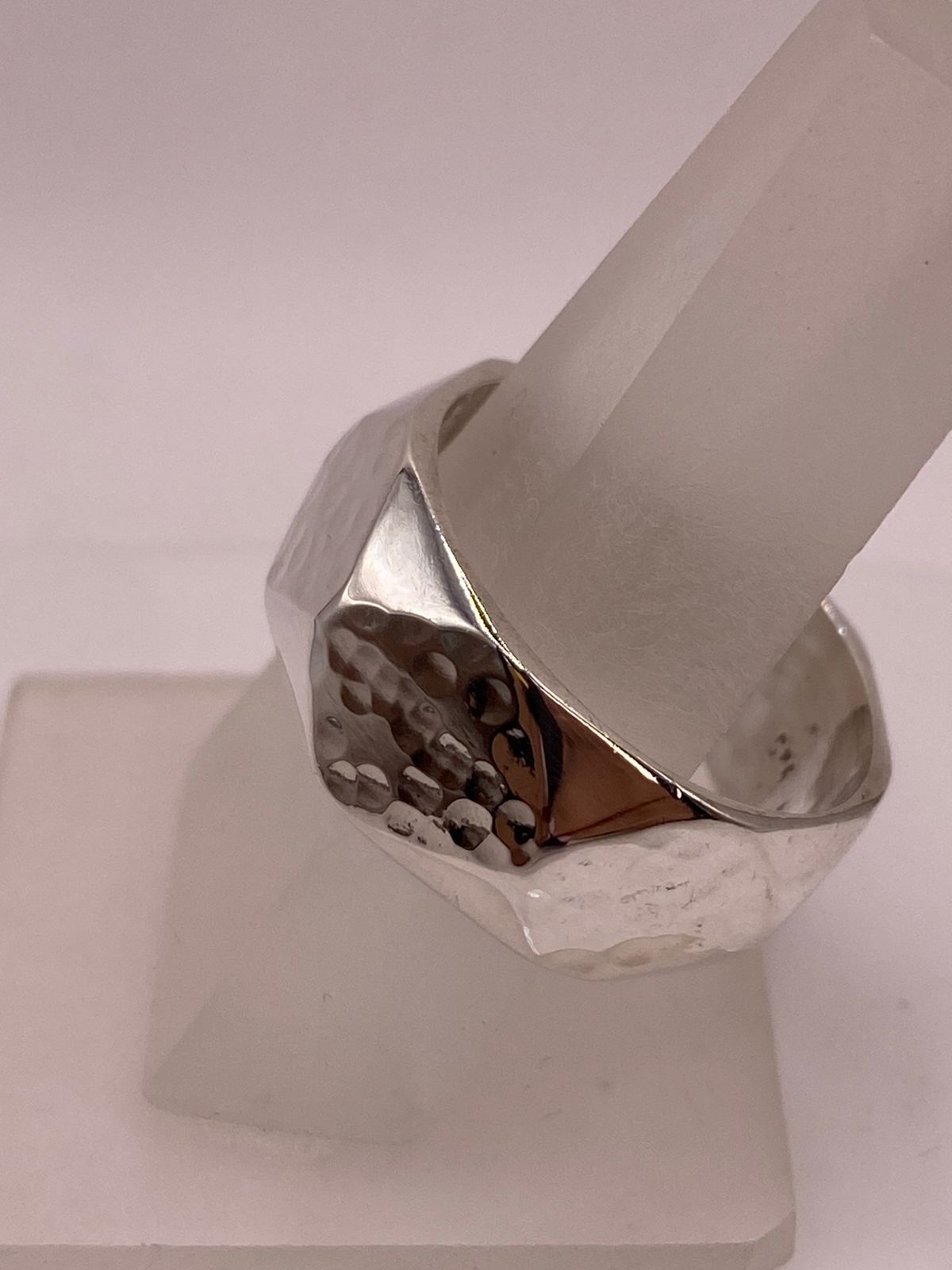 Anillo Geométrico Martillado con Figuras de Rombo de Plata Ley .925