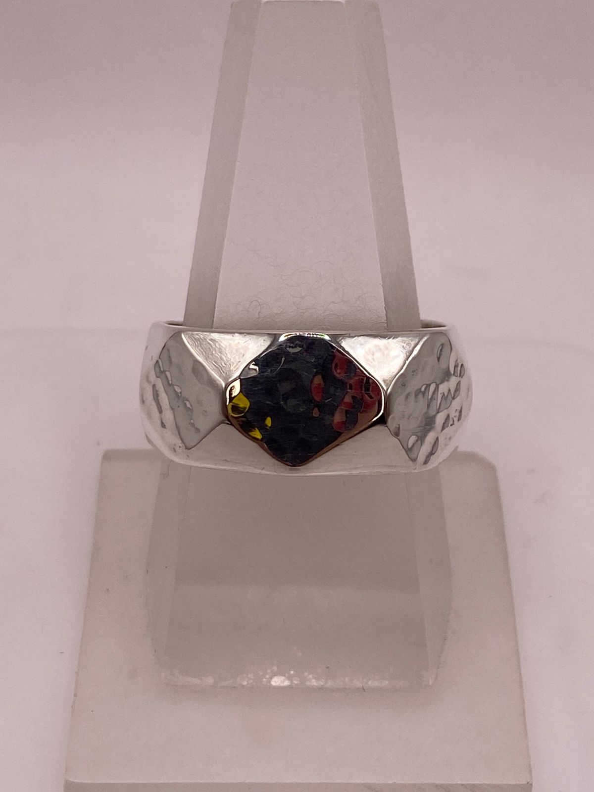 Anillo Geométrico Martillado con Figuras de Rombo de Plata Ley .925